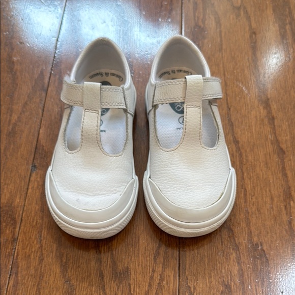 FootMates Other - Footmates white leather T-strap